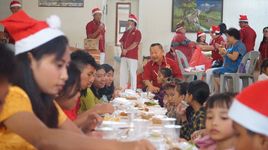 Suasana makan bersama di Panti Anugerah Tanjungpinang
