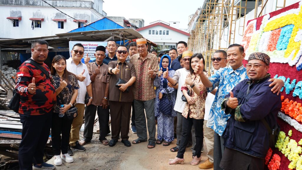Ketua Komisi I DPRD Kepri, Bobby Jayanto Foto Bersama Masyarakat Pelantar KUD.