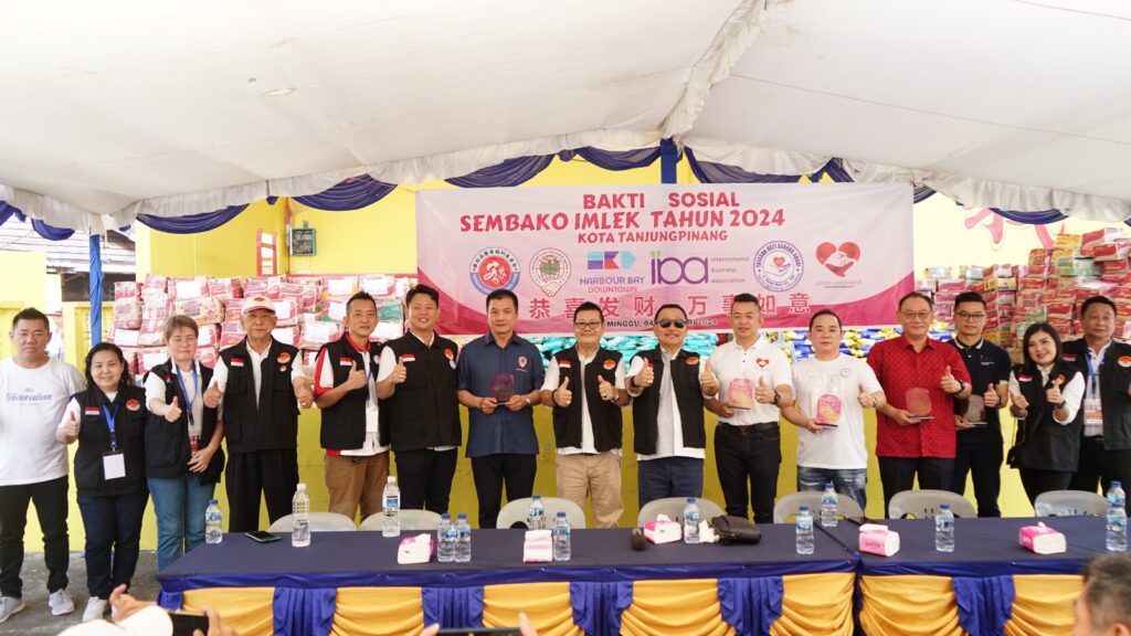 Foto bersama penyerahan Sembako Imlek 2024
