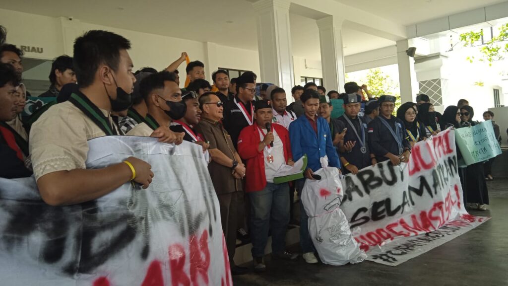 Sekretaris Komisi IV DPRD Kepri, Bobby Jayanto menemui para mahasiswa yang menggelar aksi demo menolak RUU TNI didepan Gedung DPRD Kepri, Pulau Dompak, Senin (24/3/2025). (Foto/Vnews.click)