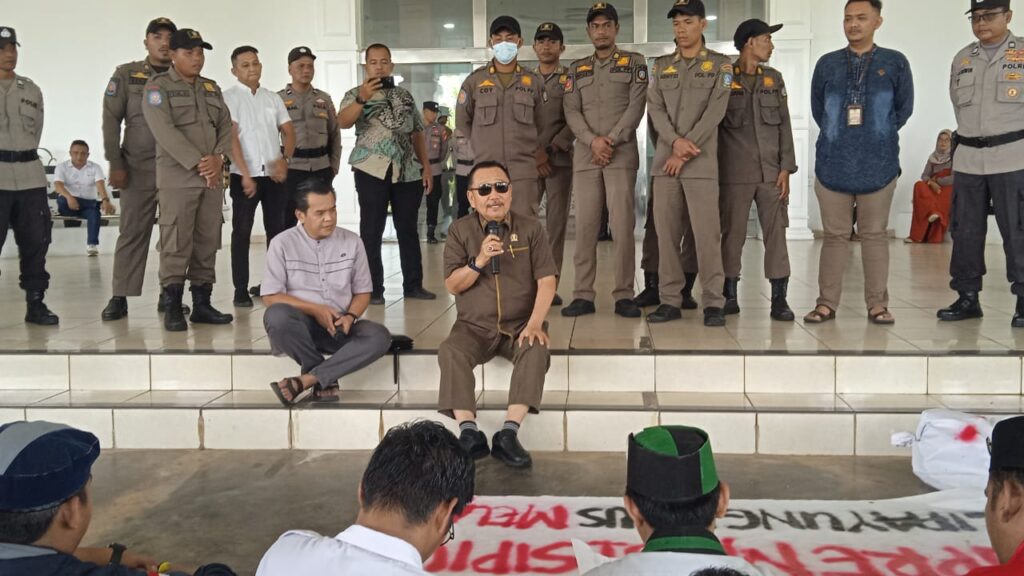 Sekretaris Komisi IV DPRD Kepri, Bobby Jayanto menemui para mahasiswa yang menggelar aksi demo menolak RUU TNI didepan Gedung DPRD Kepri, Pulau Dompak, Senin (24/3/2025). (Foto/Vnews.click)