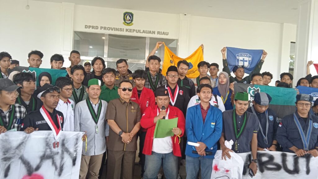 Sekretaris Komisi IV DPRD Kepri, Bobby Jayanto menemui para mahasiswa yang menggelar aksi demo menolak RUU TNI didepan Gedung DPRD Kepri, Pulau Dompak, Senin (24/3/2025). (Foto/Vnews.click)