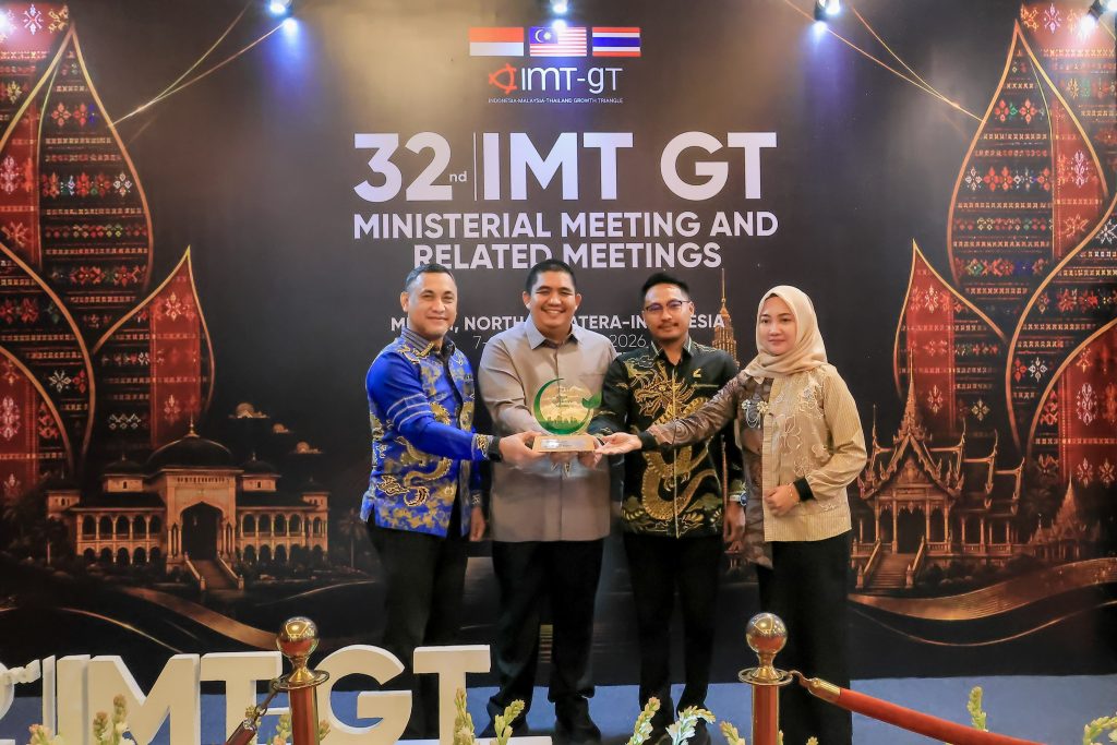 Bupati Bintan, Roby Kurniawan, menerima penghargaan Silver Award pada 1st IMT-GT Green City Award kategori Circular Economy and Resource Efficiency (Ekonomi Sirkular dan Efesiensi Sumberdaya) di Ballroom JW Marriott Hotel Medan, Sumatera Utara, Rabu (9/9/2026).