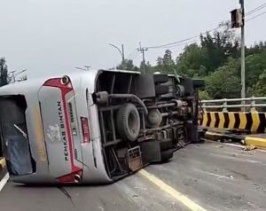 Bus Pemkab Bintan Terbalik di Jembatan Kangboi, Sejumlah ASN Luka-Luka
